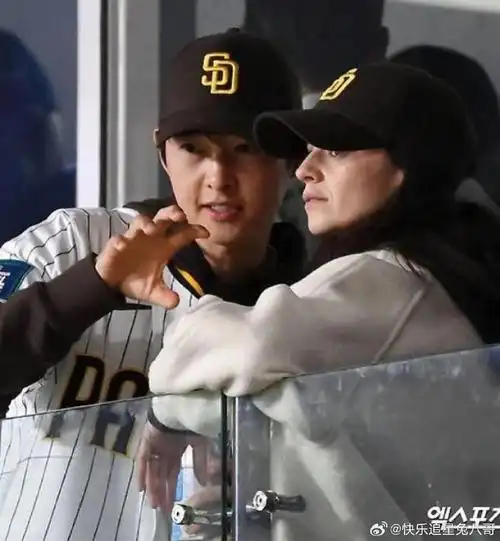 宋仲基带妻子看棒球赛##宋仲基与妻子看棒球赛