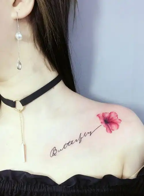 女生锁骨处的英文与花朵纹身图案