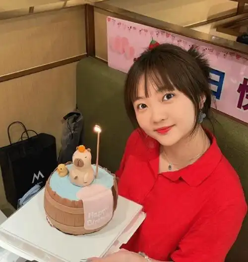 25岁林妙可晒生日照,穿红裙丰腴妩媚,脸部圆润,撞脸沈腾老婆