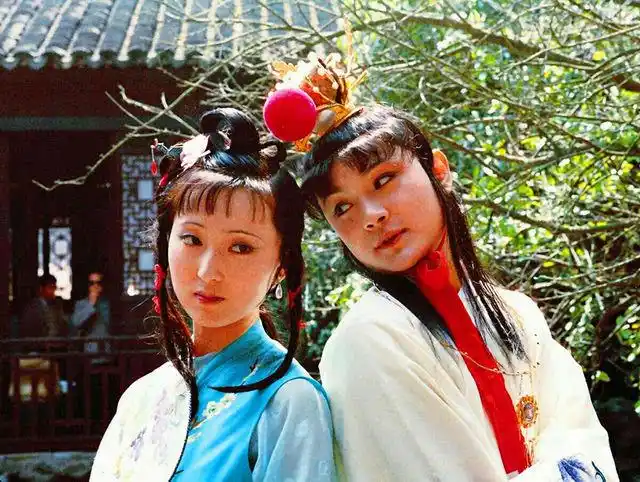 贾宝玉摔的通灵宝玉,是埋在林黛玉心里的一颗红豆