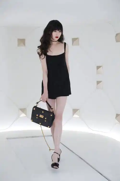 唐嫣黑色吊带连衣裙高跟鞋性感写真_银色_锁骨