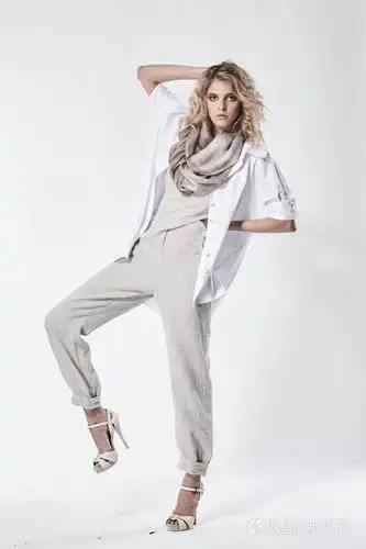 一个美丽的女孩的肖像在白色背景的衣服模特.