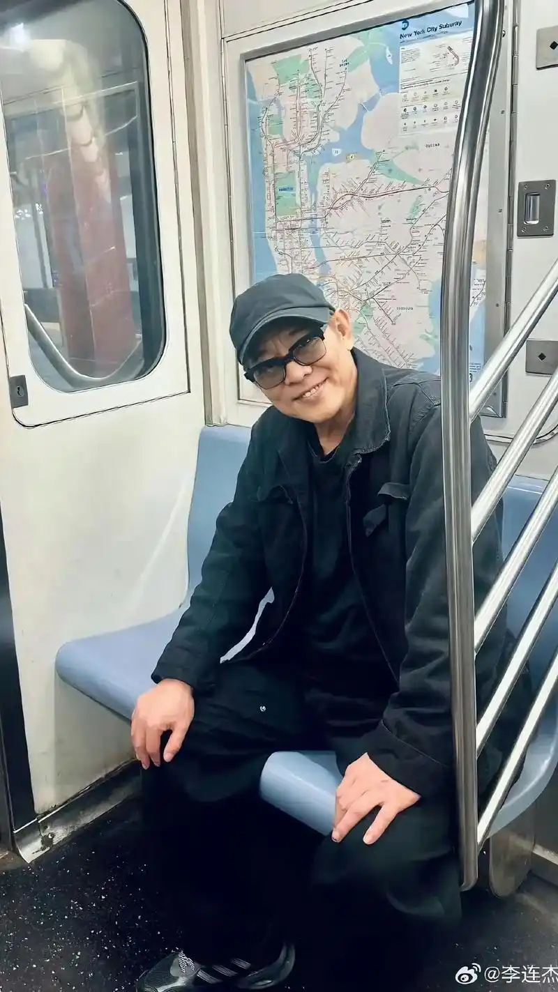 李连杰与女儿出游被粉丝包围.李连杰近期现身被拍到#李连杰 今