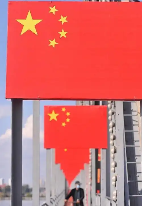 网红铁路桥上挂起近千面五星红旗快来打卡吧