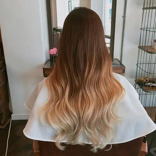 长发这样卷,背影也能很迷人