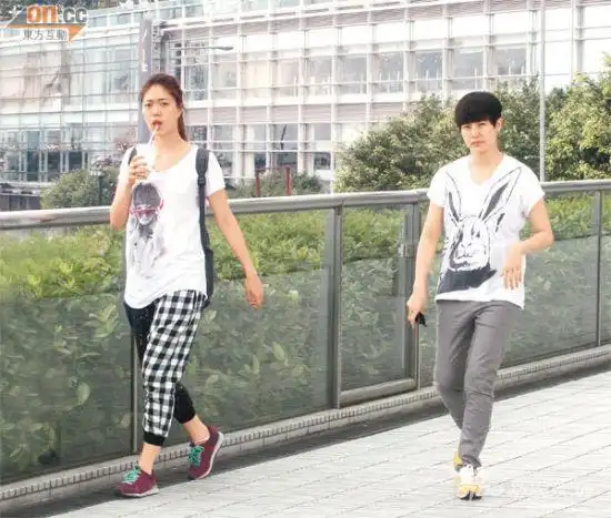 何韵诗默认与舞台剧搭档邓九云恋情图