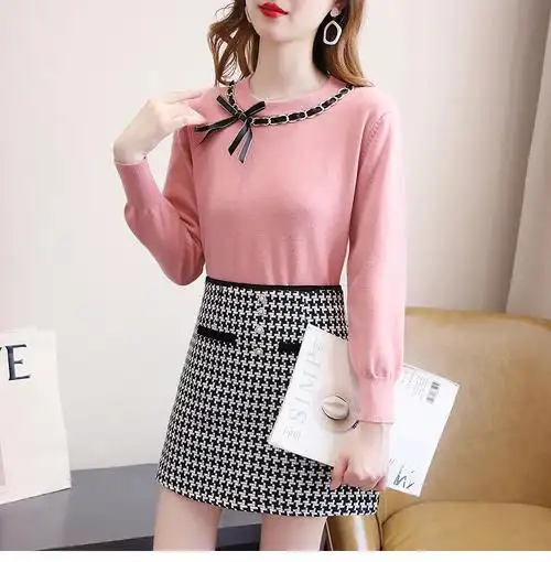 粉色上衣 黑色裙子