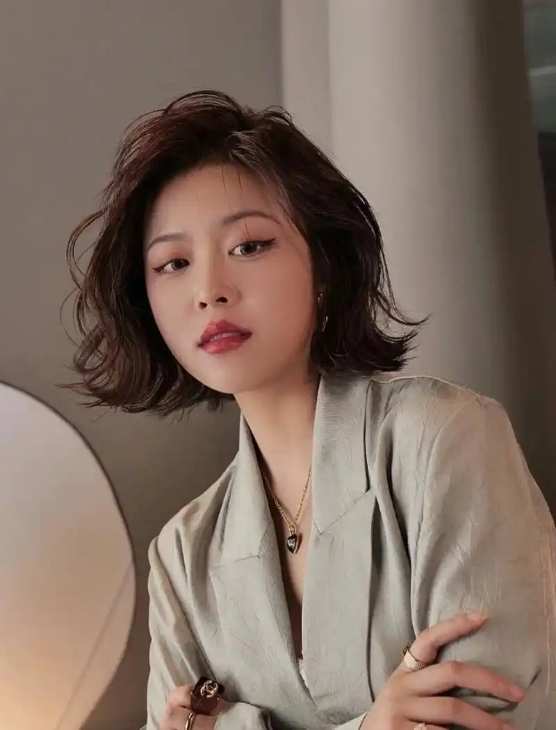 气质短发翻翘烫发