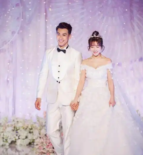 38岁陈紫函与老公戴向宇近照,原来夫妻俩人都曾改过名字!