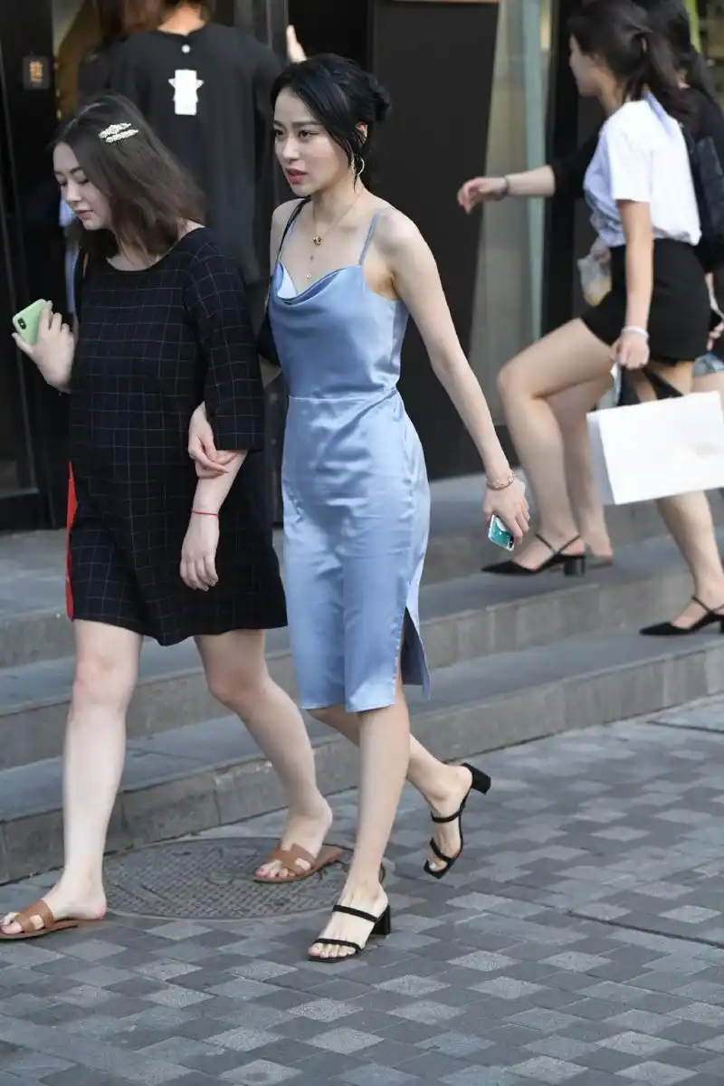 蓝色真丝吊带连衣裙,高级感十足#身材好要穿出来# #时尚街拍