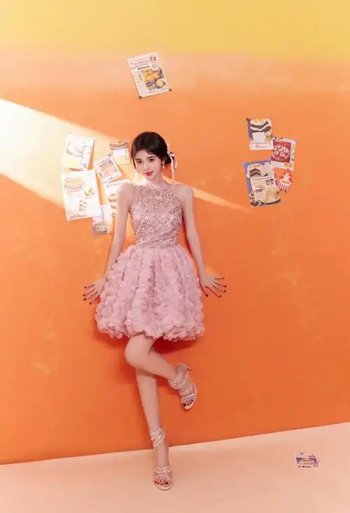 鞠婧祎穿粉裙娇俏可人手拿甜甜圈卖萌