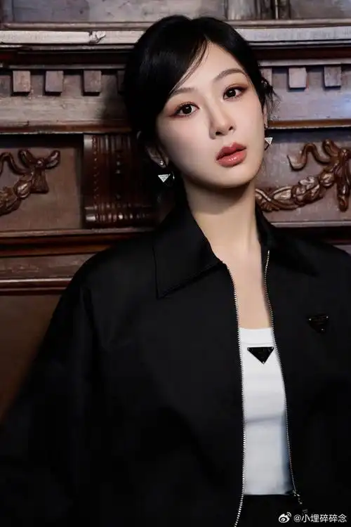 发型和妆容好适配杨紫的脸~身穿黑色短外套搭配半身长裙,优雅又生人勿