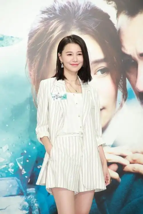 黄翠如:条纹西装短裤套装漆皮凉鞋,现代都市风