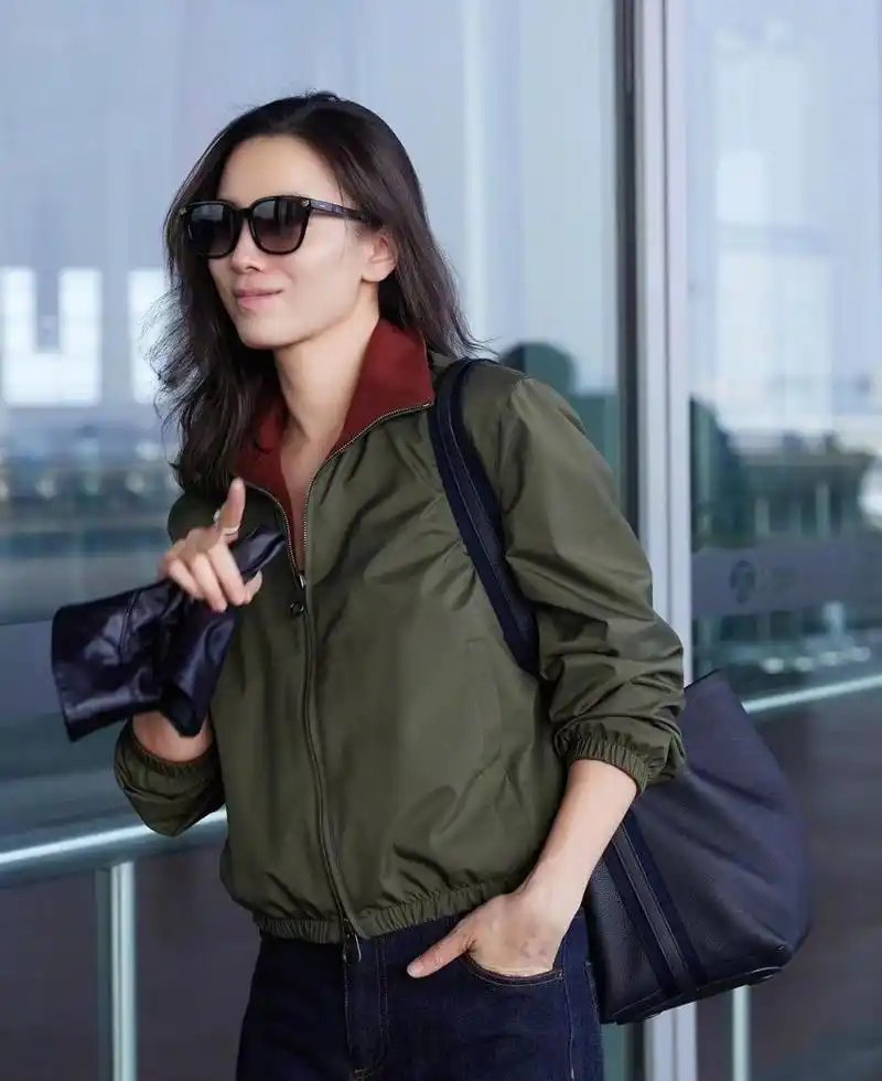 宋佳机场街拍,一身深色系穿搭简约干练,蓝色棒球帽也个性十足[比心]