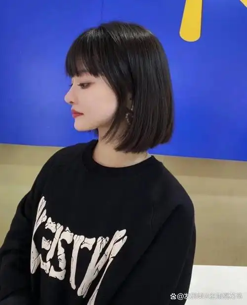 简约又时尚,发型的高级感满满,而且短发简单就是给人清爽干净的感觉