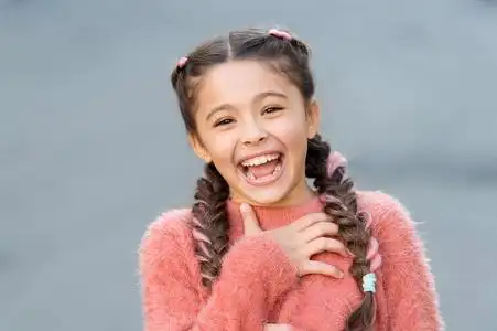 差点笑死幽默和反应有趣的故事.童年和幸福的概念.孩子与欢快的笑脸.