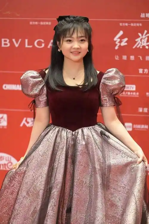 林妙可真是没长大,罕见走红毯还穿公主裙,歪头卖萌不像个成年人_显得