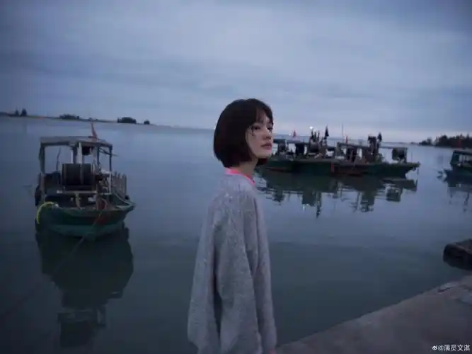 文淇晒海边写真短发造型甜美可人