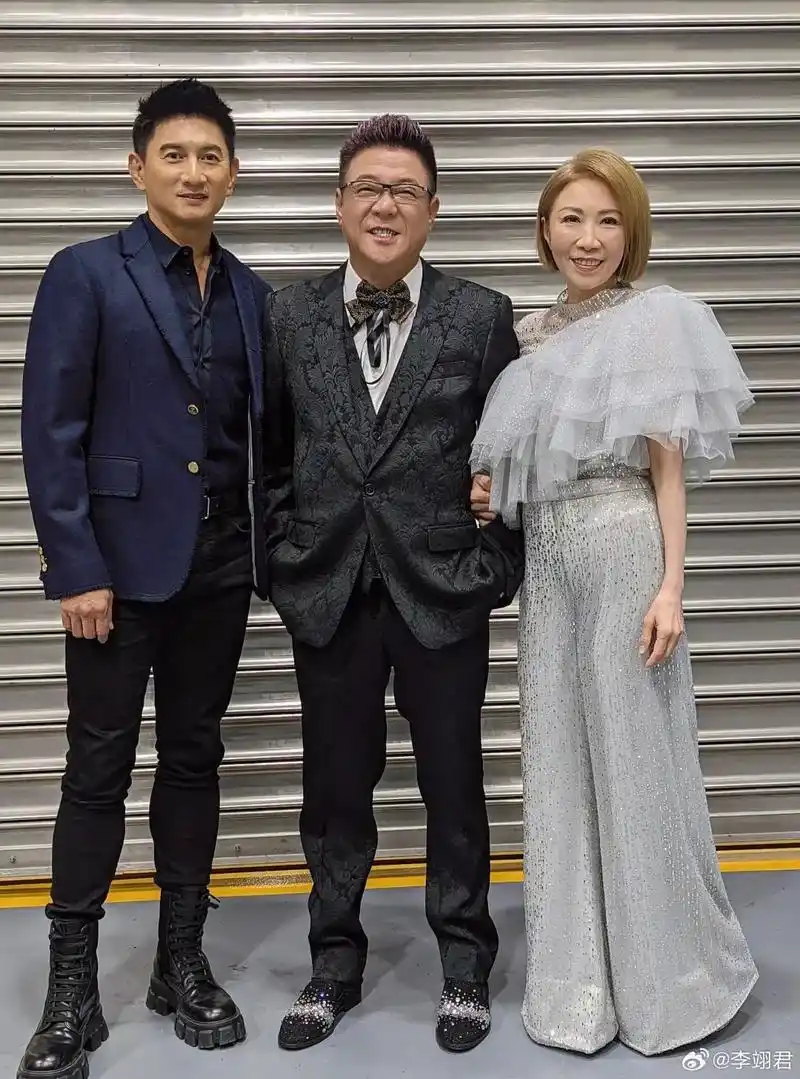 11月19日结束的演唱会上,姜育恒合作老友吴奇隆,李翊君.