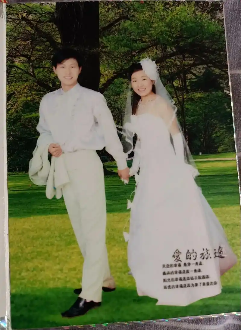 无意间翻出了我和老公的结婚照,看着照片有点伤感,时间过的好快 - 抖