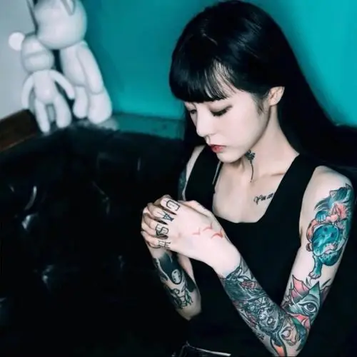 纹身女孩酷酷的也可爱