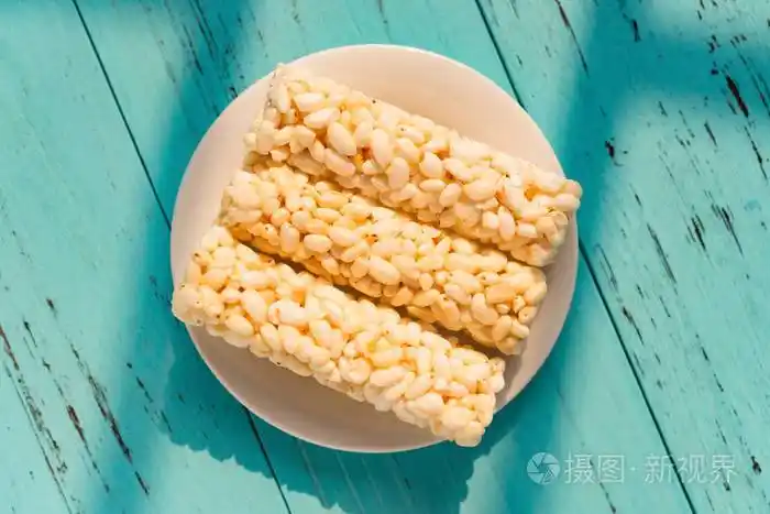 在阳光明媚的早晨在盘子上看到清脆的大米棒