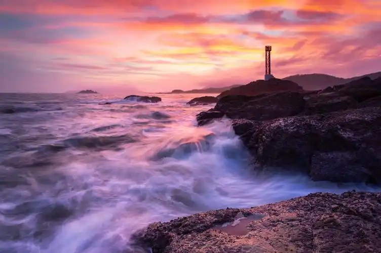 晚霞下的海边灯塔