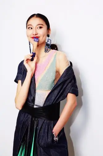 王诗晴变身能量女神伦敦纽约零时差代言走秀两不误