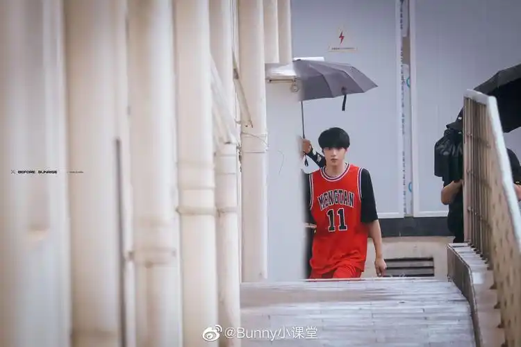 有古装,有校服,有清爽衬衫,完美驾驭|刘耀文_新浪新闻