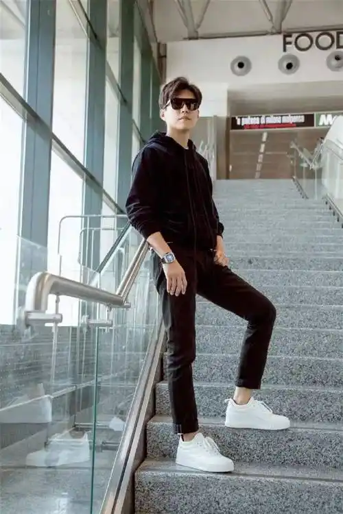 男人过了40岁尽量少穿t恤配中裤学靳东这样来穿时髦显年轻