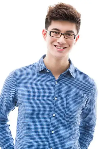 戴眼镜的年轻男子