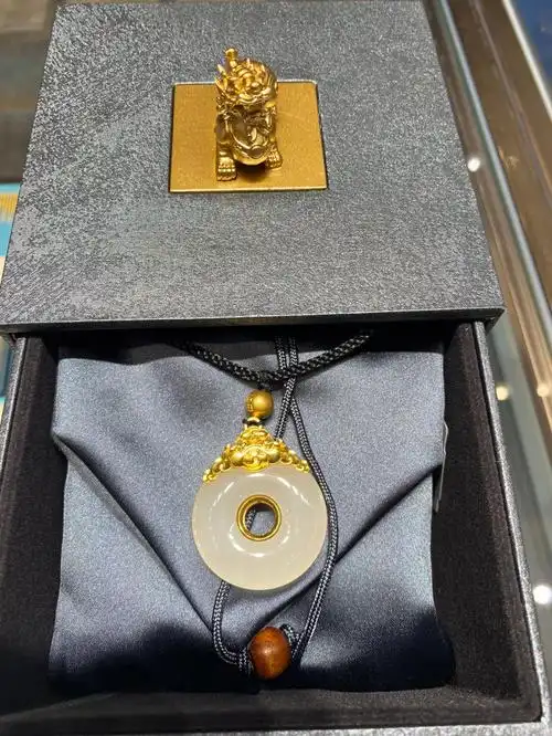 周大福传承系列和田玉吊坠每一块玉都是在一百件之中挑出的精品