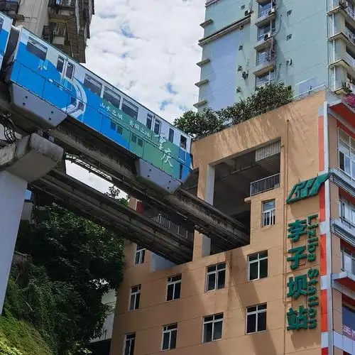 穿越城市遇见了你重庆网红打卡点李子坝轻轨站