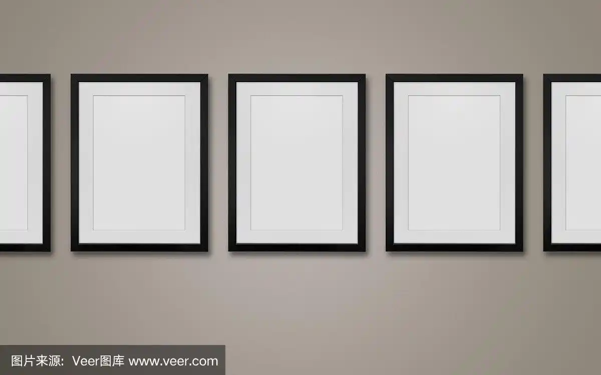 白色架子与图片和相框装饰和覆盖在米色背景.