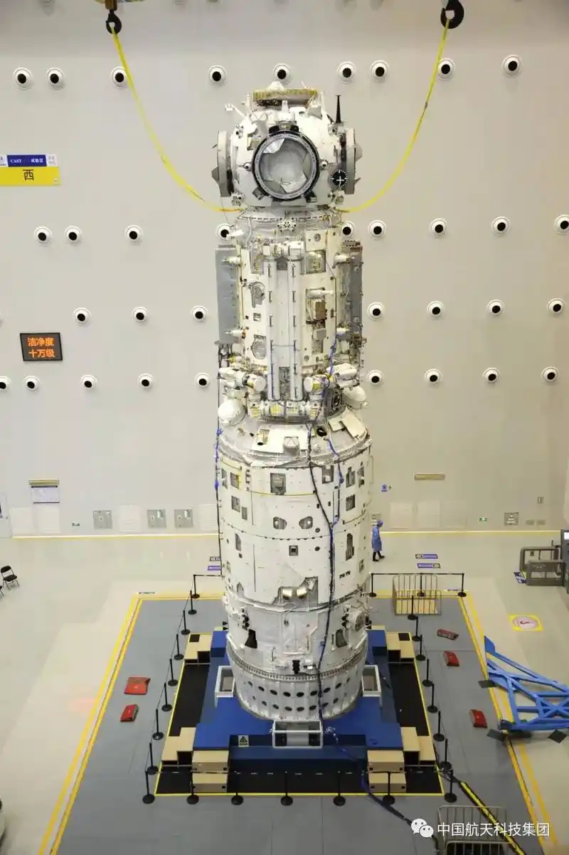 天和核心舱的"双翼"有134平方米,收拢后相当于一本书厚