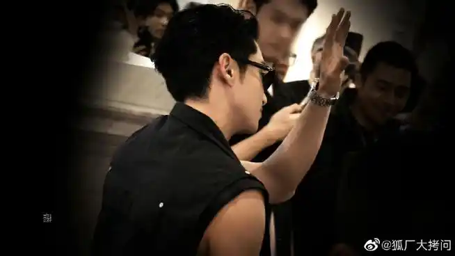 你小子好拽啊一出电梯先给粉丝鞠躬又好乖咧#王鹤棣坐直升机空降