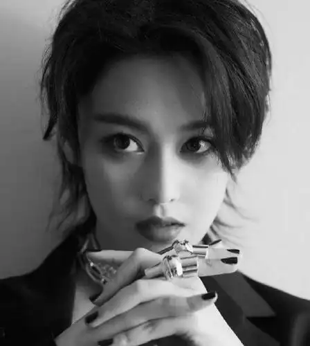 原创张馨予剪了短发后帅气值爆表,超a哦!