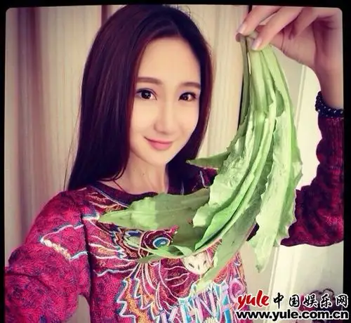 组图:阅兵仪仗队女兵门佳慧走红 模特出身私照曝光