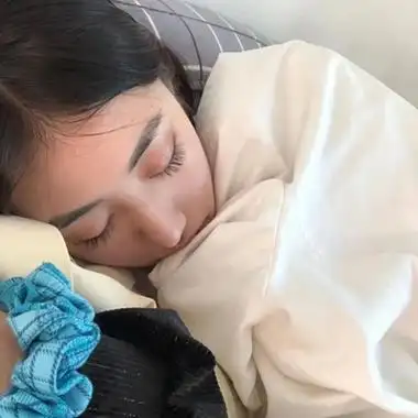 沉稳安静的优雅女生头像