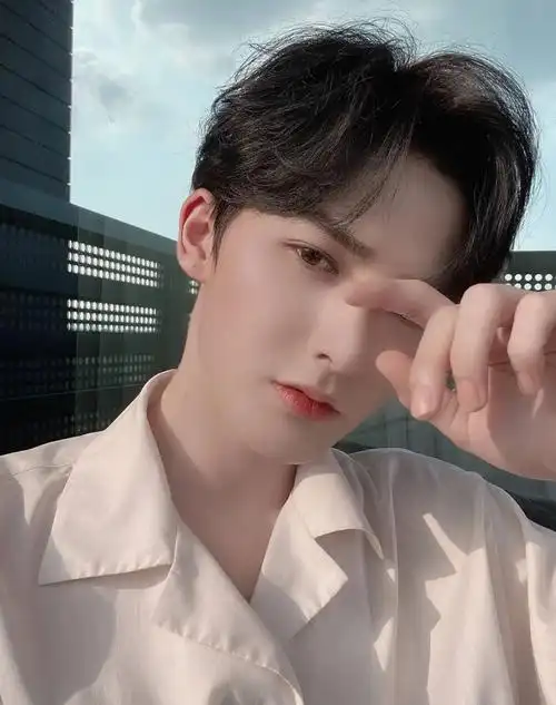 男生如何自拍才帅气?