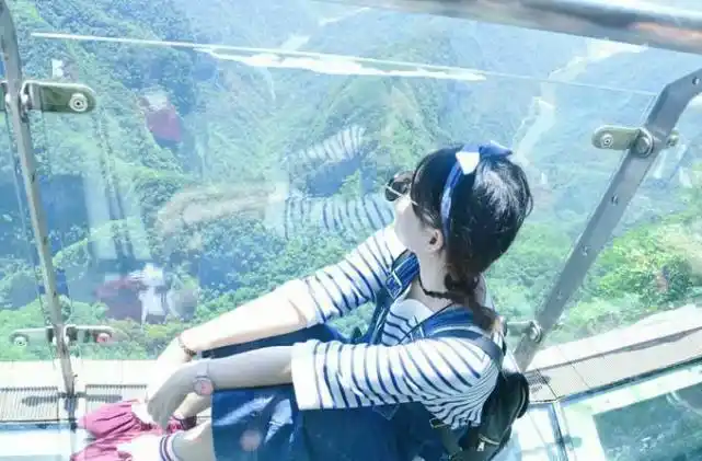 玻璃桥全透明穿裙子的女游客要怎么保护隐私管理员说出答案