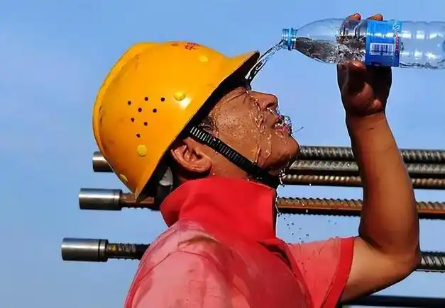 男子在高温下工作险中暑,工友劝他歇歇被拒绝:儿子彩礼还没凑够