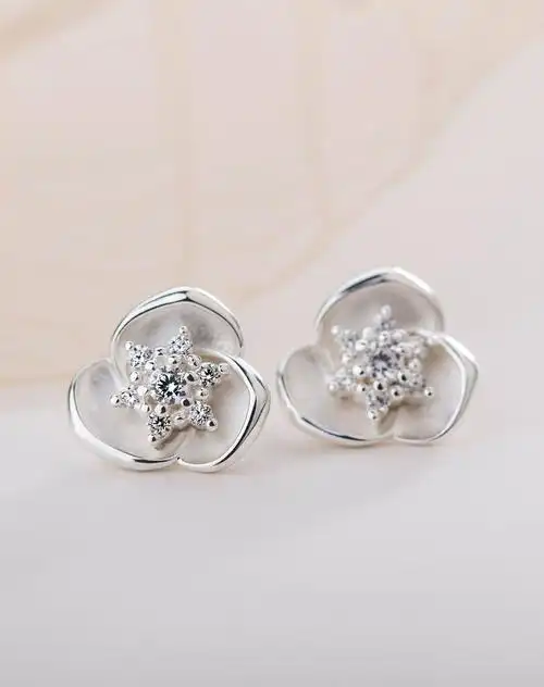 兰心-花朵微镶银耳钉优雅迷人