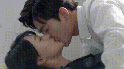 《微微一笑很倾城》杨洋&郑爽 压在身下吻 吻戏kiss (埋虫自截,请直接