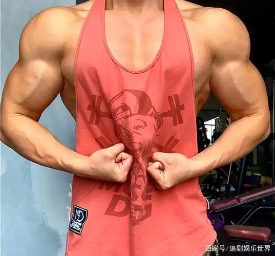 阳光肌肉结实男人