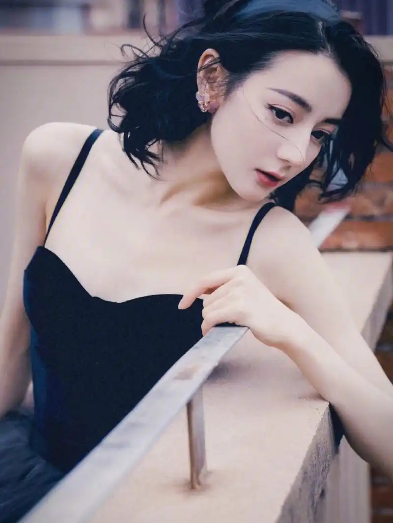 迪丽热巴一袭黑色高定礼服裙,优雅大方,性感迷人