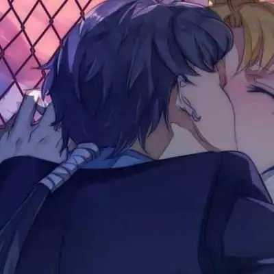 地场卫月野兔接吻情头一左一右美少女地场卫情侣头像一对