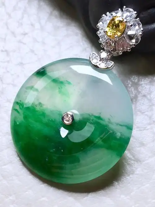 平安扣翡翠图片大全(欣赏一下翡翠吊坠平安扣)