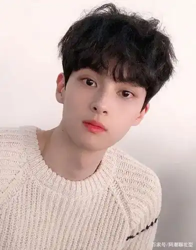 2020年好看的小清新男生发型参考,提高颜值就靠它了!