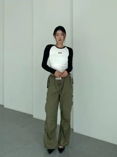 姐妹们工装裤77高跟鞋居然还蛮好看诶